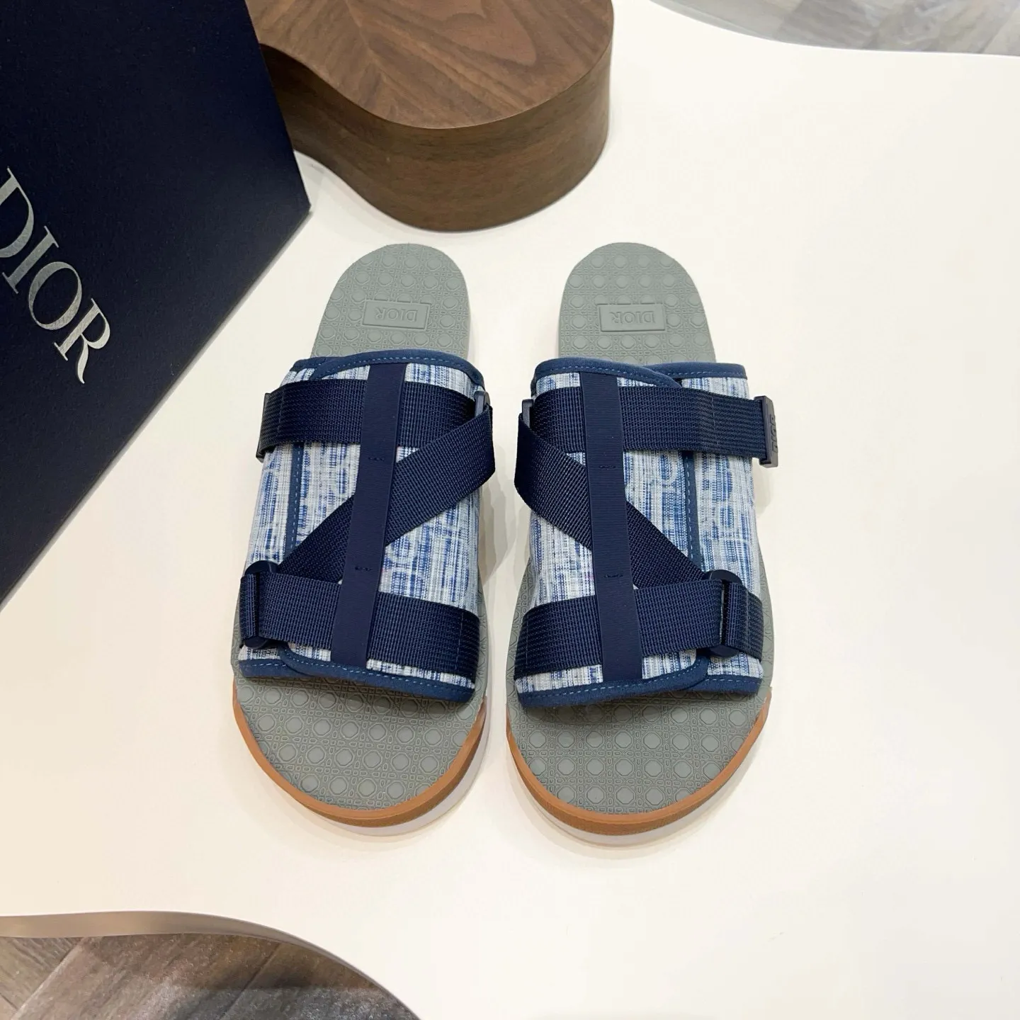 Factory price: 280💰Dior Alias ​​men's leather slippers. This Alias ​​sandal is a new summer product, showing a casual and elegant style. Carefully crafted from grained cow leather and Oblique printed fabric, with cowhide lining! Cross-strap design with metal-clad brass CD Diamond logo. The imported cowhide leather and rubber sole adds sophistication and comfort, while Oblique print-effect anti-slip panels add style. Size: 38-44 (45 customized)